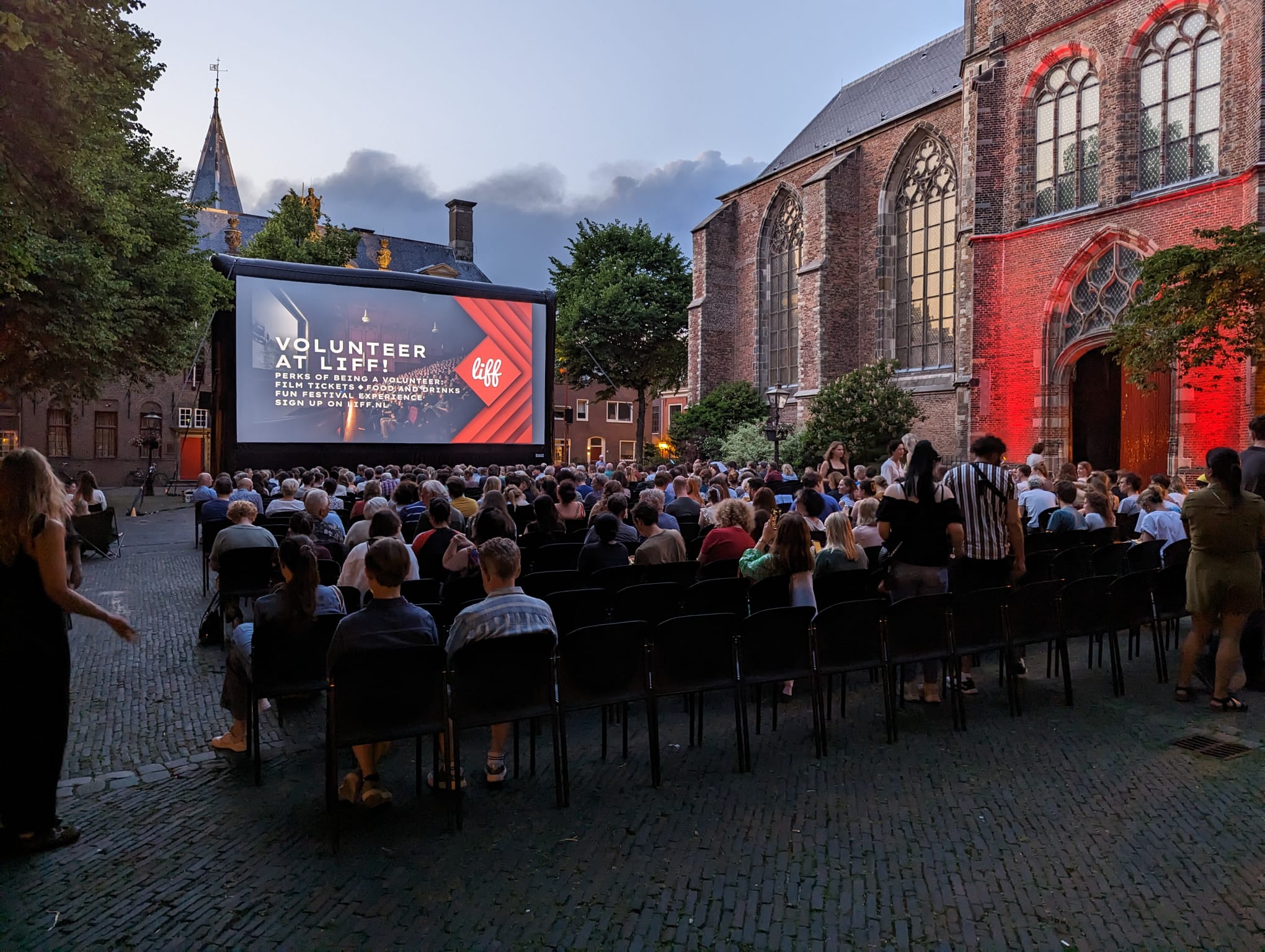 De drukbezochte openluchtbioscoop op het Pieterskerkplein tijdens LIFF Summer Special